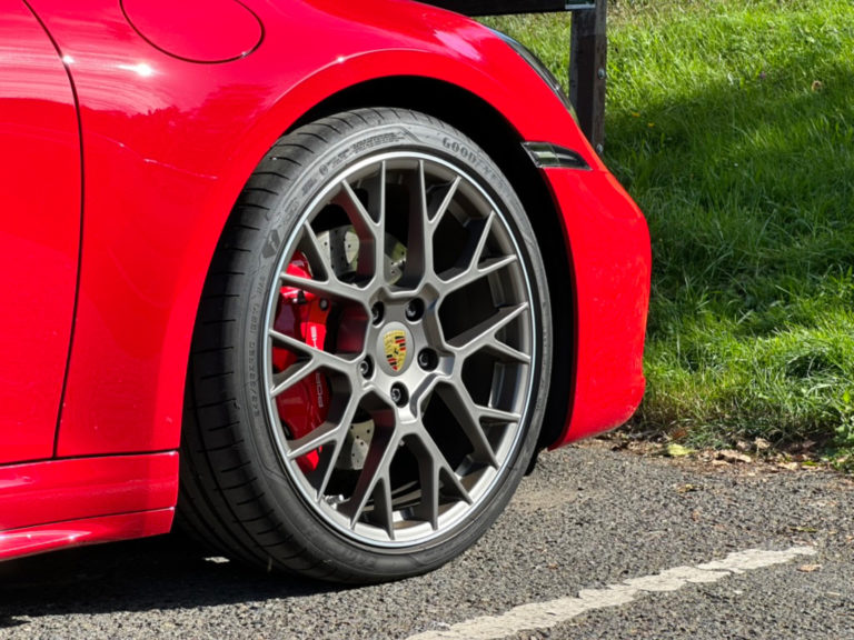 Continental, Bridgestone et Kumho figurent parmi les pneus d'été les mieux notés dans les tests de cette année.
