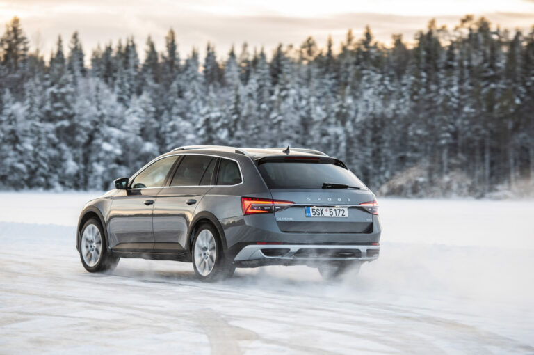 Die Reifentester a publié le premier test de pneus hiver de la saison - 215/55 R17