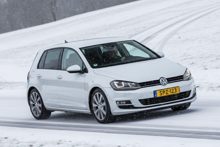 Essai comparatif Auto Express des pneus hiver 2025 (225/45 R17)
