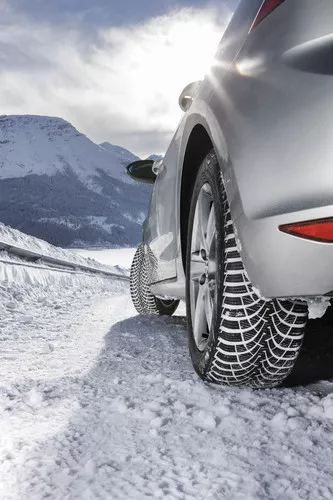 GoodYear UltraGrip 9+ Vignette 3744x5616