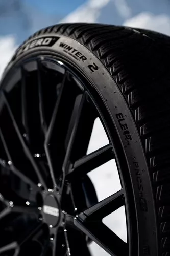 Pirelli P Zero Winter 2 Vignette 2555x3840