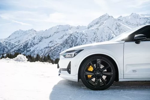 Pirelli P Zero Winter 2 Vignette 3840x2555